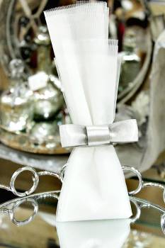 Μπομπονιέρα γάμου τούλι με ασημί σατέν φιόγκο