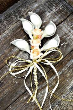 Μπομπονιέρα γάμου με τούλινες ρακέτες, 3 ιβουάρ λουλούδια και ιβουάρ και χρυσή κορδέλα 1807