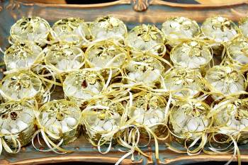 Μπομπονιέρα γάμου μεταλλική χρυσή μπιζουτιέρα με λουλουδάκι