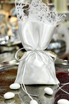 Μπομπονιέρα γάμου λευκό πουγκί με δαντέλα και πέρλα