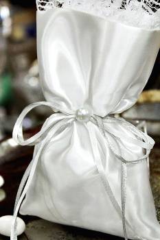Μπομπονιέρα γάμου μακρόστενο πουγκί με χρυσά σχέδια