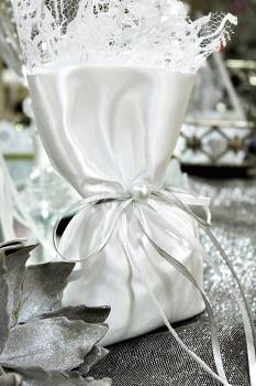 Μπομπονιέρα γάμου λευκό πουγκί με δαντέλα και πέρλα