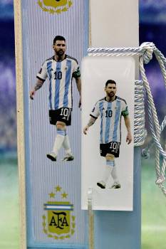 Πασχαλινή λαμπάδα 24Δ007 Ποδόσφαιρο Messi plexiglass σετ με ξύλινο κουτί 28x7x5 cm