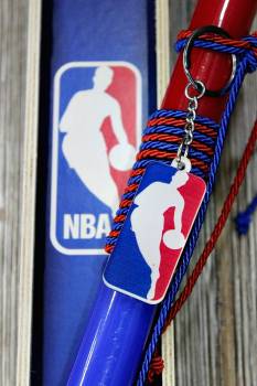 Πασχαλινή Λαμπάδα 24Δ017 Μπάσκετ plexiglass NBA Μπρελόκ σετ με ξύλινο κουτί 28x7x5 cm