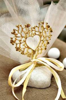 Μπομπονιέρα γάμου μεταλλικό χρυσό δέντρο ζωής με καρδιά