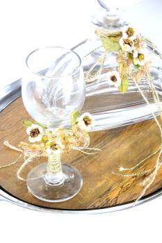Σετ καράφα ποτήρι με λουλούδια και ξύλινο δίσκο με ασημί λεπτομέριες