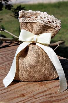 Μπομπονιέρα γάμου λινάτσα με βαμβακερή δαντέλα (37543)