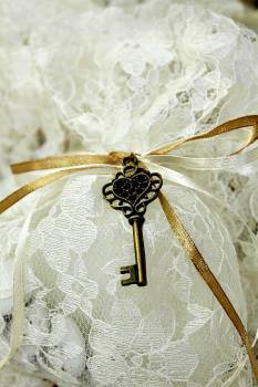 Μπομπονιέρα Γάμου Πουγκί (12*17) Με Κλειδί