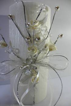 Λευκό κερί στολισμένο απλά με φίογκο και πέρλα 11.5x25cm