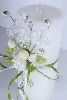 Χειροποίητο τυλιχτό αρωματικό κερί λευκό με λευκό στολισμό από λουλούδια 8x20cm
