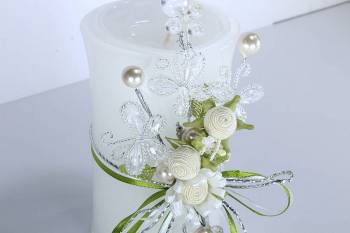 Χειροποίητο τυλιχτό αρωματικό κερί λευκό με λευκό στολισμό από λουλούδια 8x15cm