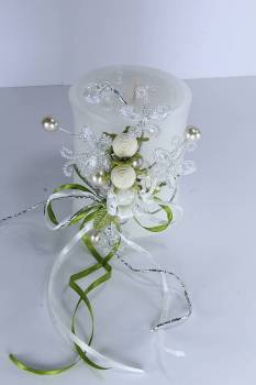 Αρωματικό κερί στολισμένο με κορδόνι και εκρού λουλούδια 8x10cm