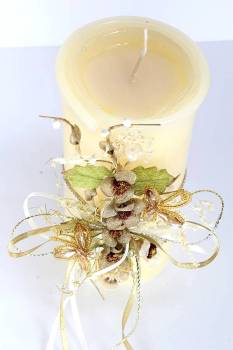 Χειροποίητο τυλιχτό αρωματικό κερί εκρού με στολισμό από λουλούδια και πεταλούδες 8x20cm