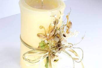 Χειροποίητο τυλιχτό αρωματικό κερί εκρού με στολισμό από λουλούδια και πεταλούδες 8x15cm