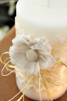 Αρωματικό κερί στολισμένο με λουλούδια και δαντέλα σε εκρού-λευκό 10x15cm