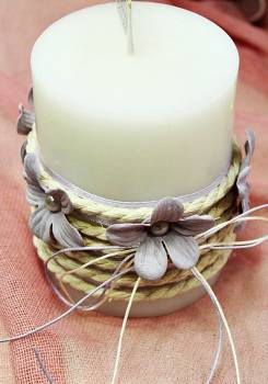 Αρωματικό κερί στολισμένο με κορδόνι και λιλά λουλούδια 8x10cm
