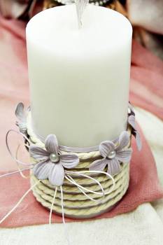 Αρωματικό κερί στολισμένο με κορδόνι και λιλά λουλούδια 8x15cm
