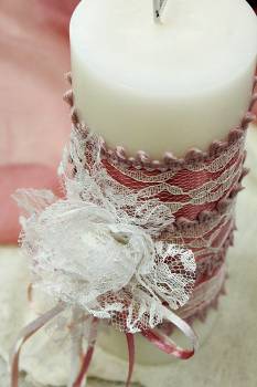 Αρωματικό κερί στολισμένο με δαντέλα σε αποχρώσεις σάπιο μήλο - λευκό 8x20cm