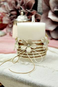Αρωματικό κερί στολισμένο με κορδόνι και εκρού λουλούδια 8x10cm