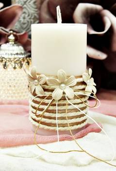 Αρωματικό κερί στολισμένο με κορδόνι και εκρού λουλούδια 8x15cm