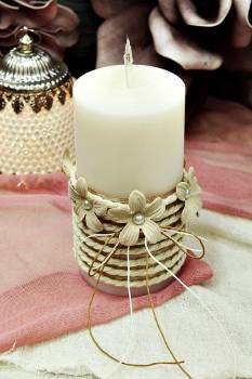 Αρωματικό κερί στολισμένο με κορδόνι και εκρού λουλούδια 8x15cm