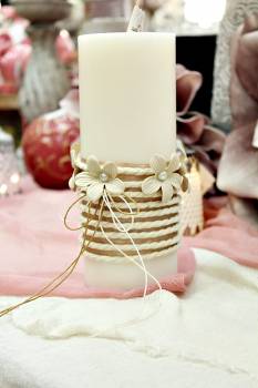 Αρωματικό κερί στολισμένο με κορδόνι και εκρού λουλούδια 8x20cm