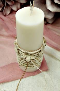 Αρωματικό κερί στολισμένο με κορδόνι και εκρού λουλούδια 8x20cm