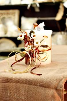 Τυλιχτό αρωματικό κερί με μαργαρίτες, πεταλούδες και κρυσταλλάκια  9x10cm