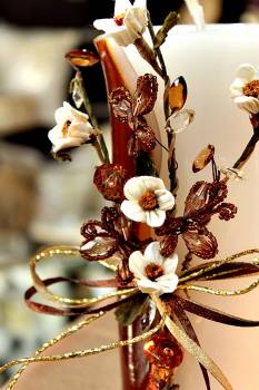 Αρωματικό κερί στολισμένο με λουλούδια και δαντέλα σε εκρού-λευκό 10x10cm