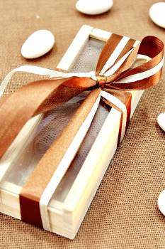 Μπομπονιέρα γάμου ξύλινο ορθογώνιο κουτάκι με κορδέλες