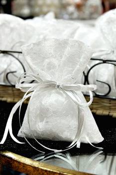 Μπομπονιέρα γάμου πουγκάκι δαντέλα λευκή με ασημι λευκή κορδέλα