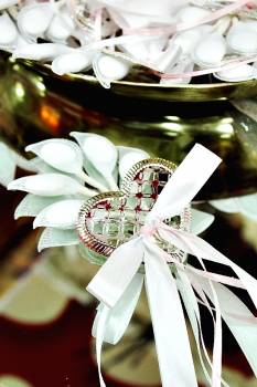 Μπομπονιέρα γάμου με μεταλλική καρδιά και τούλινες ρακέτες, λευκές και ροζ σατέν κορδέλες