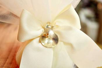 Μπομπονιέρα γάμου τούλι με κορδέλα γκρο και μικρό χρυσό ρόδι