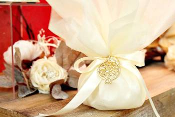 Μπομπονιέρα γάμου τούλι με κορδέλα και κρεμαστό χρυσό ρόδι
