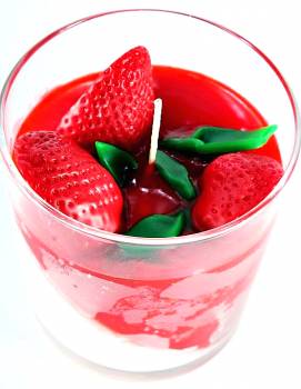 Κέρινο γλυκό σε ποτήρι με 3 φράουλες και άρωμα 8.5*9cm