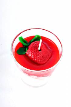 Κέρινο γλυκό σε ποτήρι με φράουλα & άρωμα 8.5x9cm