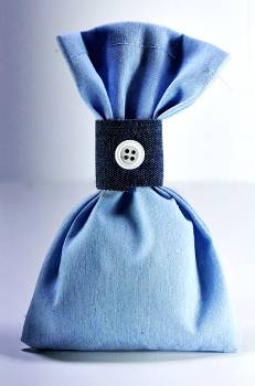 Μπομπονιέρα βάπτισης για αγόρι πουγκάκι μπλε με διακοσμητικό κουμπάκι.