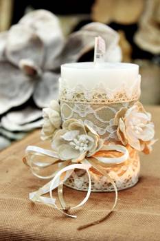Χειροποίητο διακοσμητικό αρωματικό κερί με λουλούδια από γάζα και δαντέλα 6,50x10cm