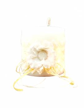 Αρωματικό κερί στολισμένο με λουλούδια και δαντέλα σε εκρού-λευκό 10x10cm