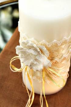 Αρωματικό κερί στολισμένο με λουλούδια και δαντέλα σε εκρού-λευκό 10x15cm