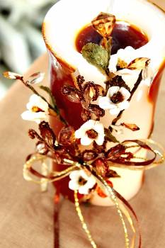 Χειροποίητο διακοσμητικό αρωματικό κερί με λουλούδια από γάζα και δαντέλα 6,50x20cm