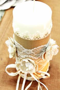 Χειροποίητο διακοσμητικό αρωματικό κερί με λουλούδια από γάζα και δαντέλα 6,50x10cm